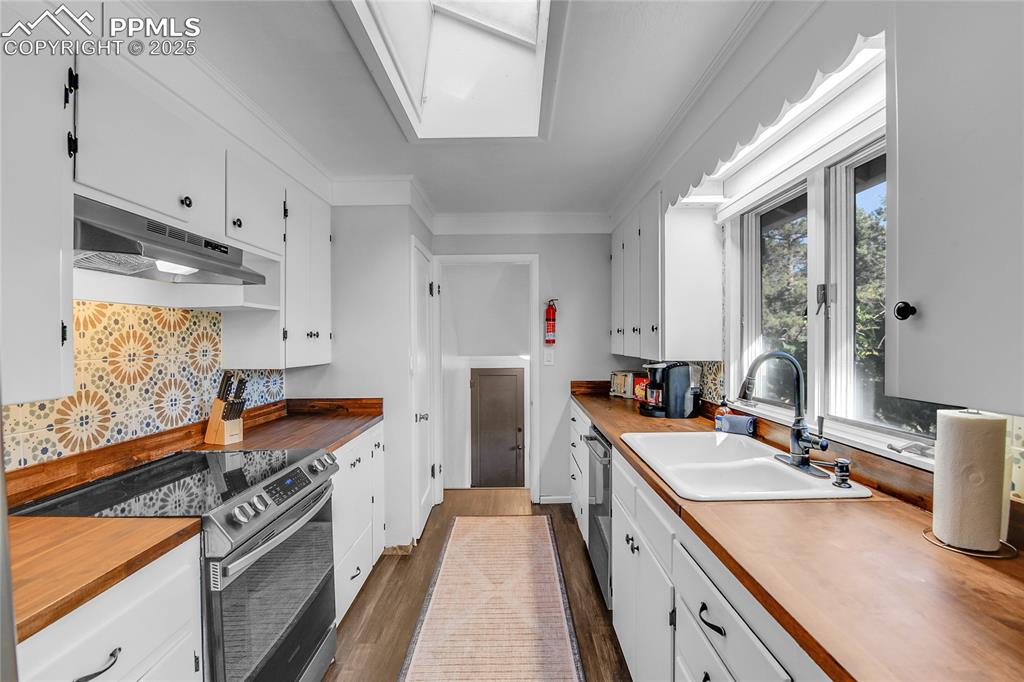Image 15 of 33: Kitchen