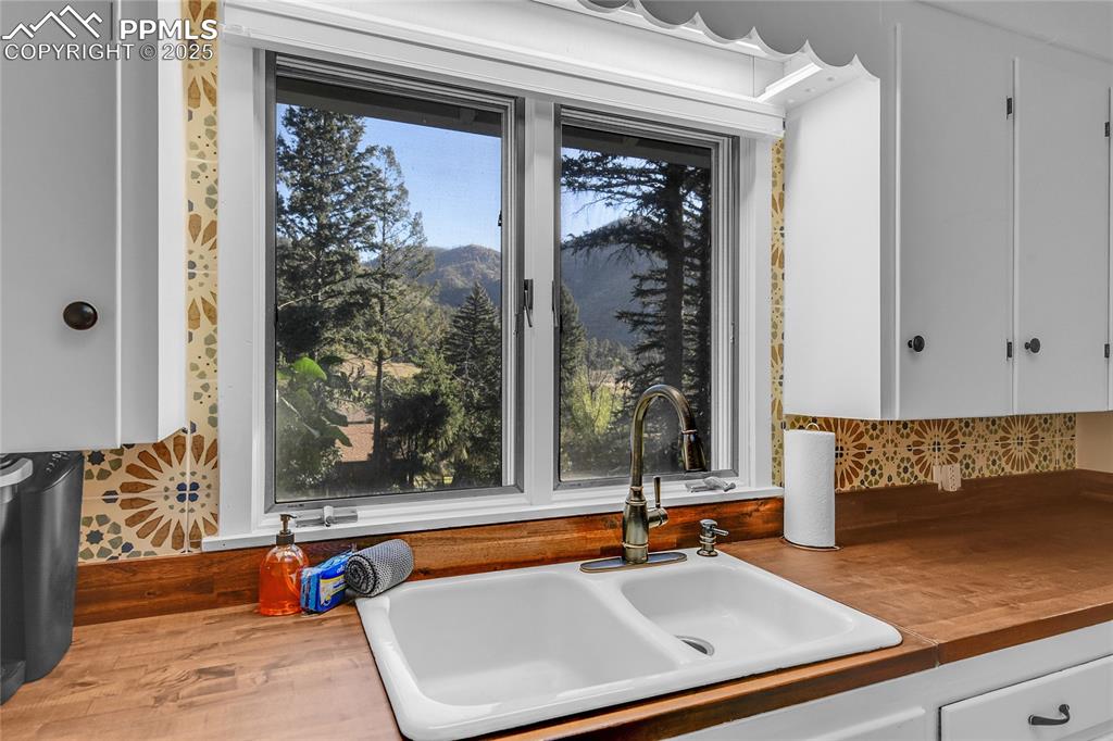 Image 16 of 33: Kitchen