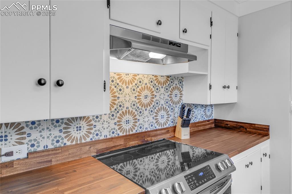 Image 17 of 33: Kitchen