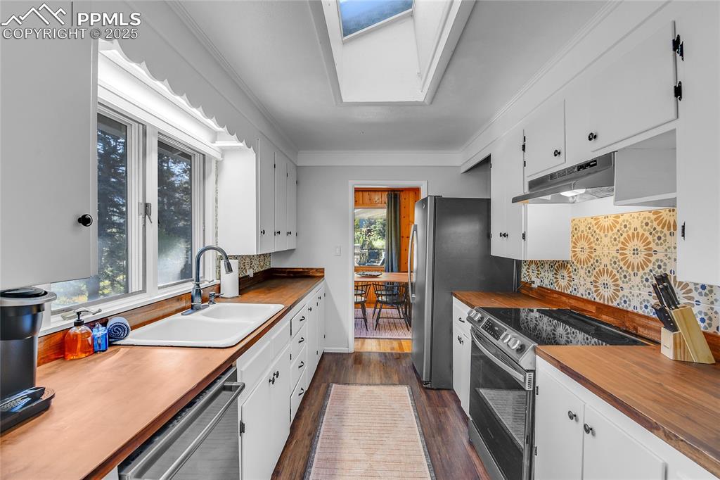 Image 18 of 33: Kitchen