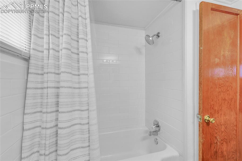 Image 25 of 33: Bathroom