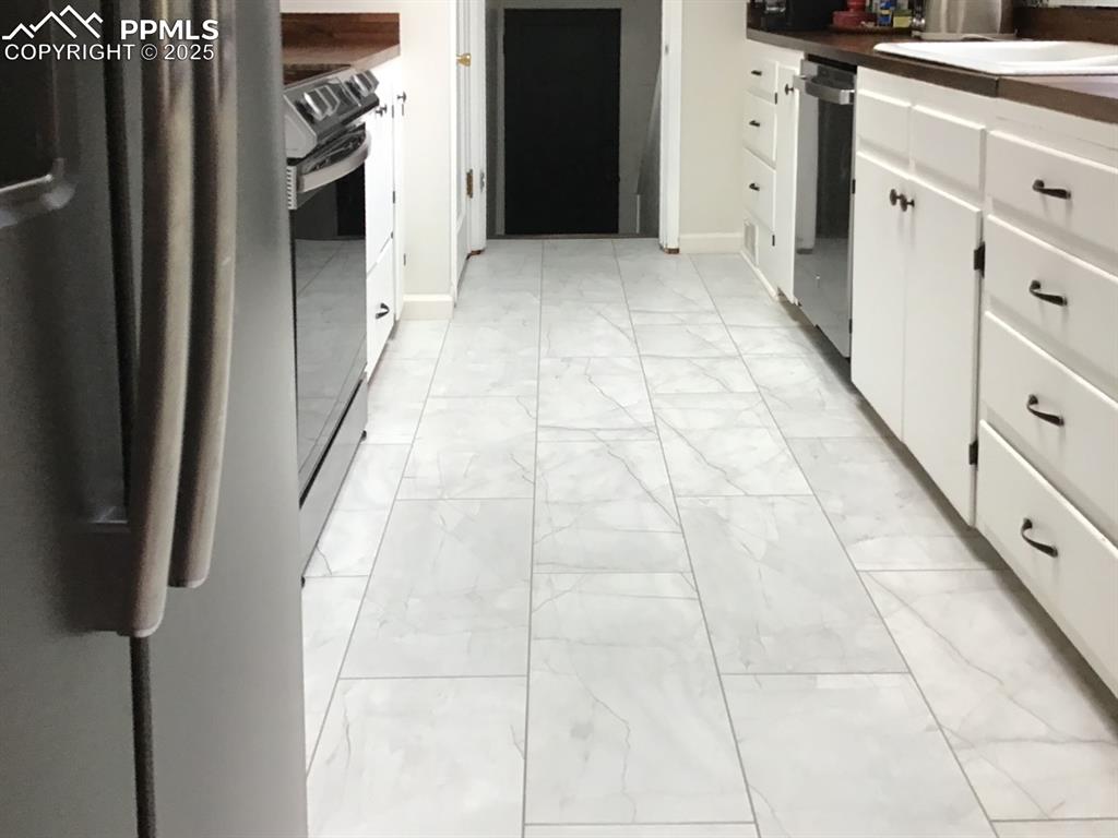 Image 29 of 33: Kitchen