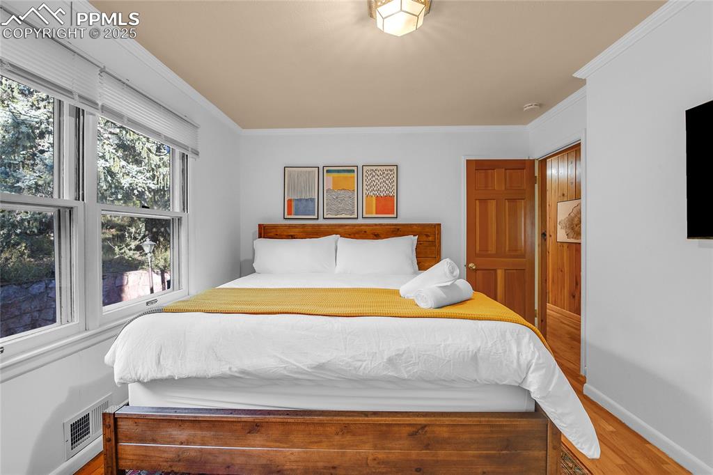 Image 8 of 33: Bedroom