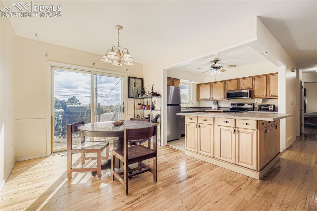 Image 11 of 26: Dining Area