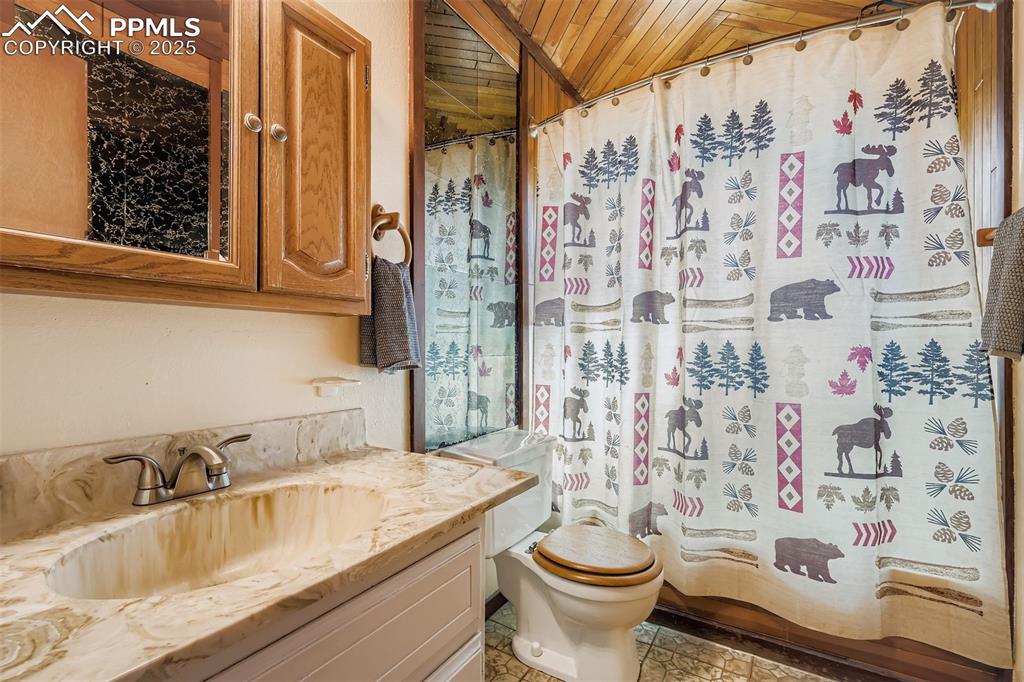 Image 14 of 26: Bathroom