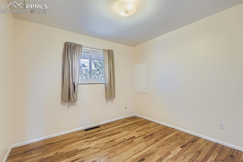 Image 15 of 26: Bedroom