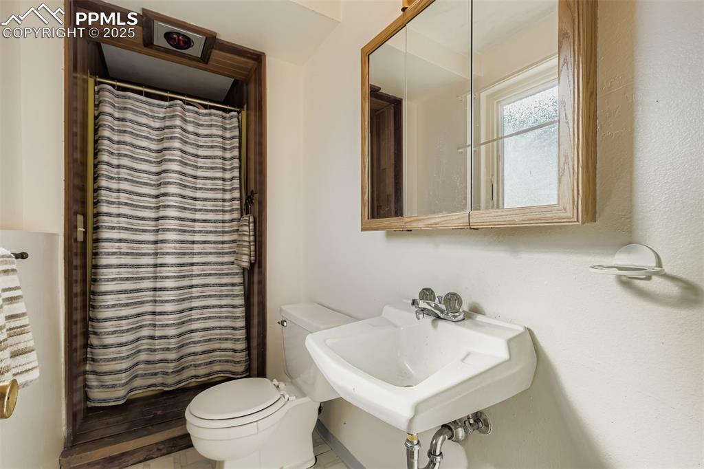 Image 21 of 26: Bathroom