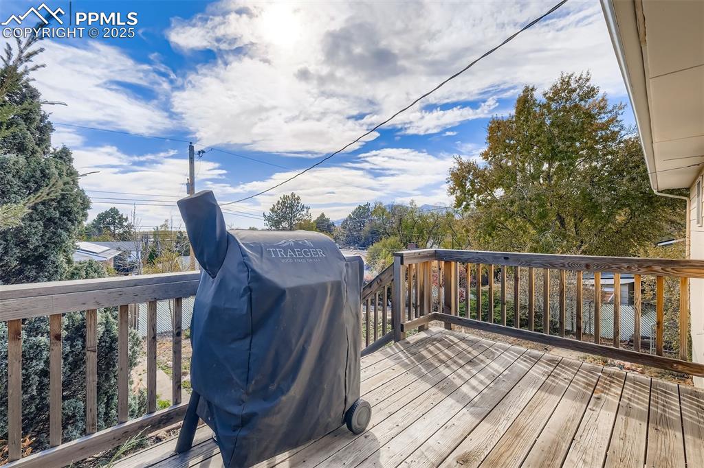 Image 22 of 26: Deck