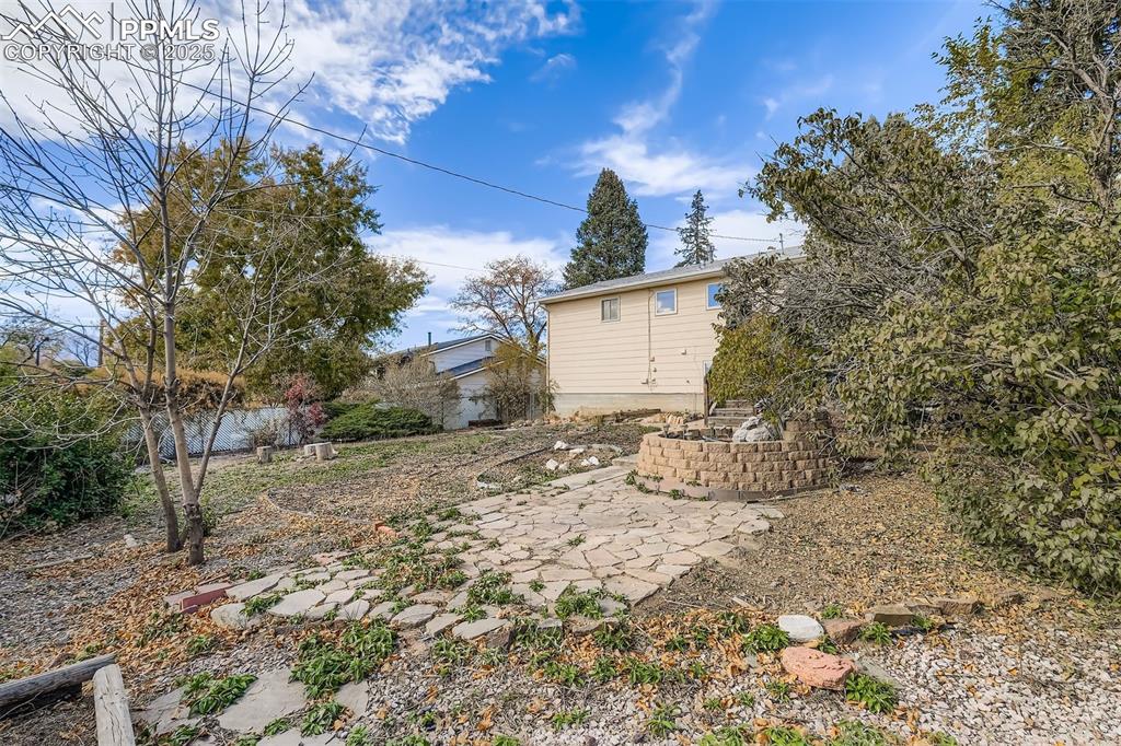 Image 24 of 26: Yard