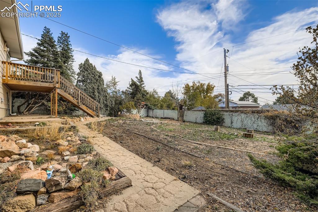 Image 26 of 26: Yard