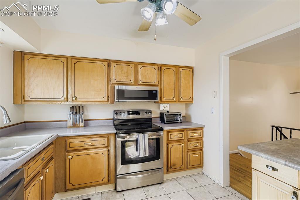 Image 7 of 26: Kitchen