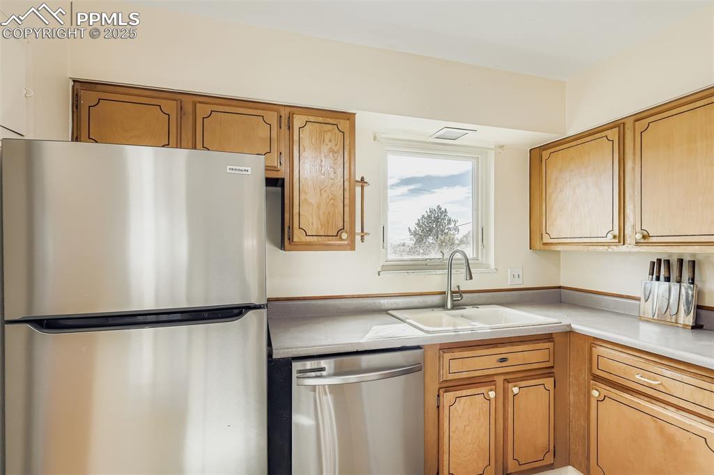 Image 9 of 26: Kitchen