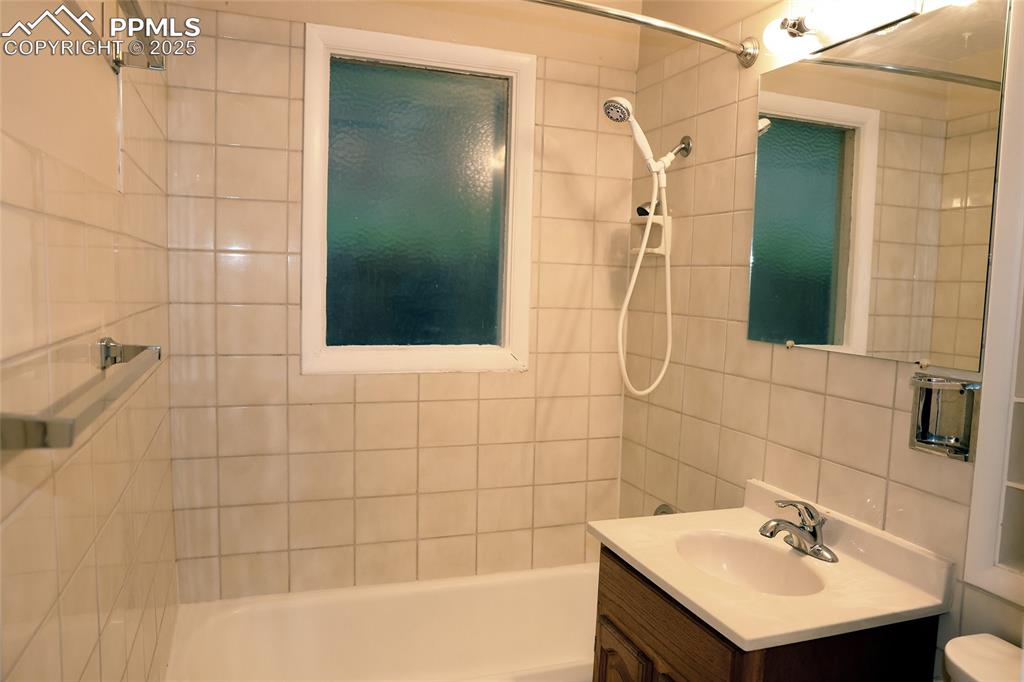 Image 12 of 16: Nice, Clean Full Bathroom