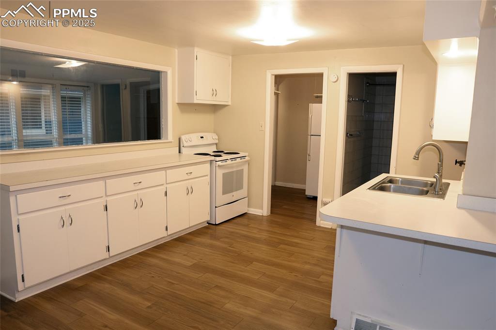 Image 4 of 16: Huge Kitchen