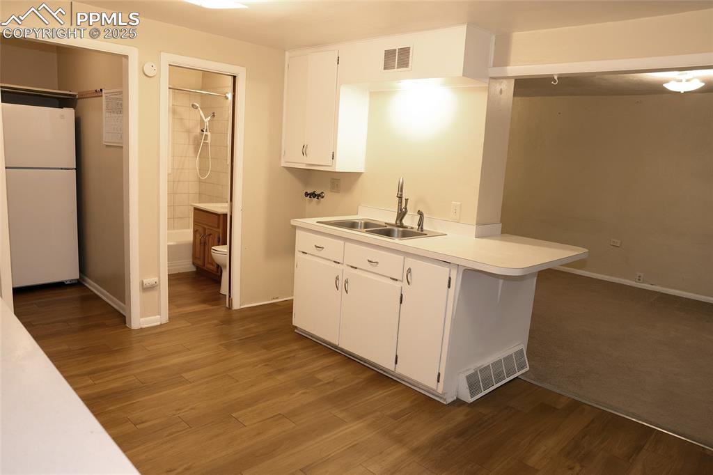 Image 7 of 16: Vinyl Floor in the Kitchen