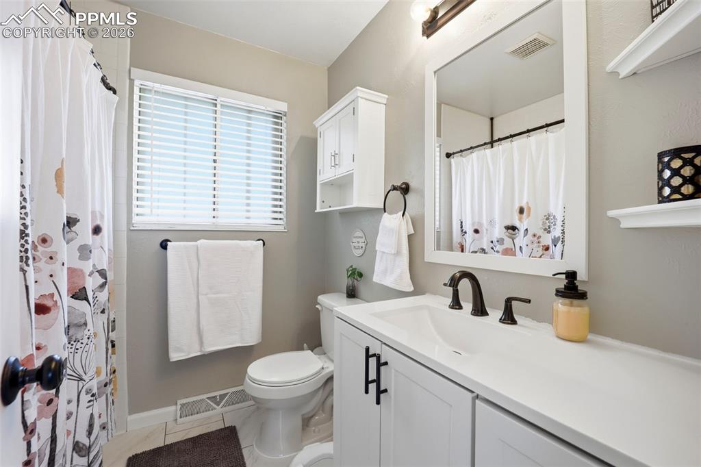 Image 13 of 42: Bathroom