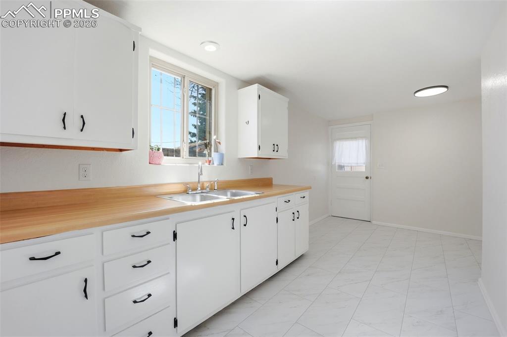 Image 19 of 42: Kitchen