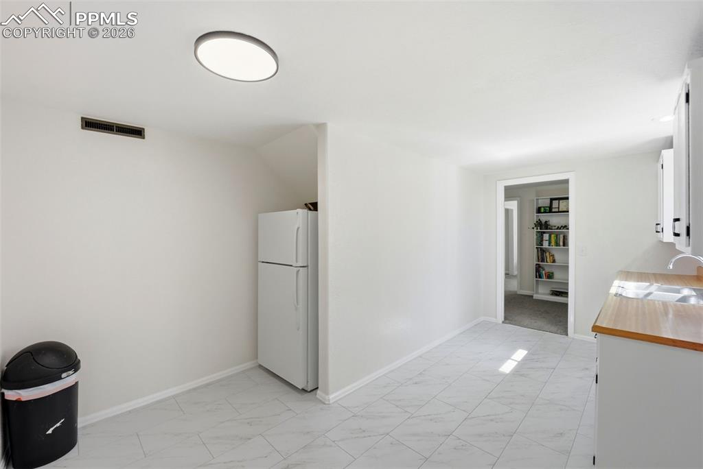 Image 20 of 42: Kitchen