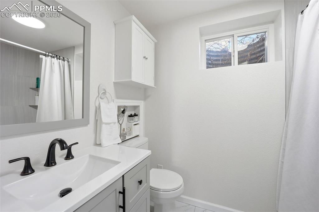 Image 28 of 42: Bathroom