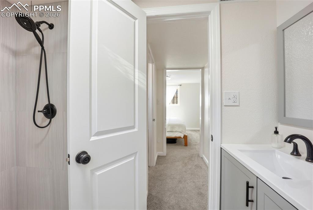 Image 29 of 42: Bathroom