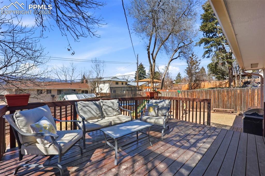 Image 31 of 42: Deck