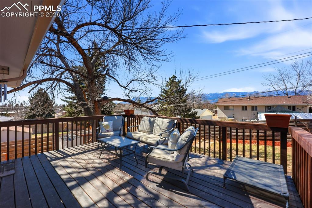 Image 32 of 42: Deck