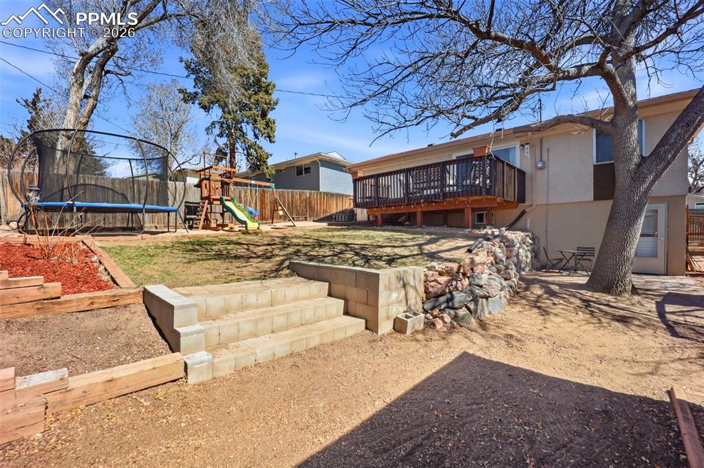 Image 35 of 42: Yard