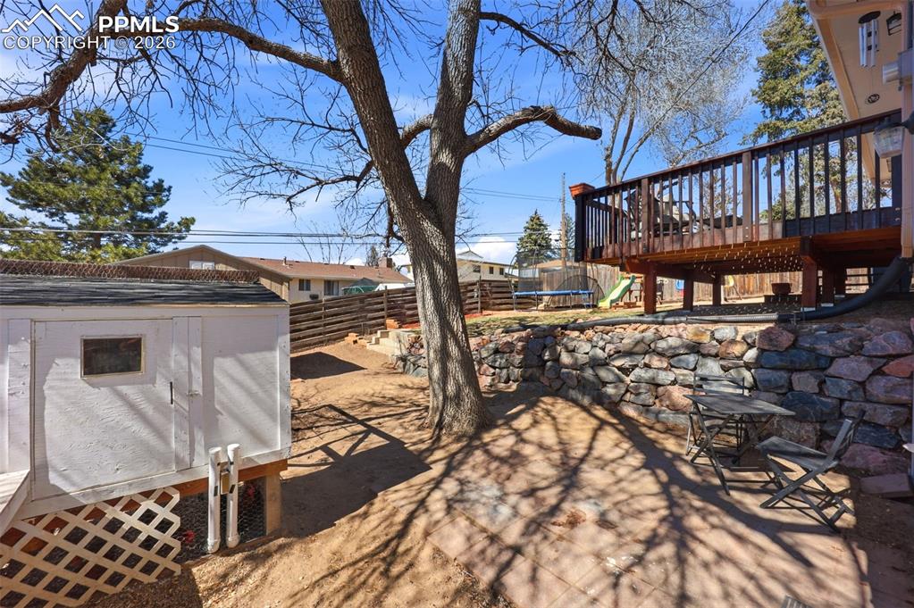 Image 36 of 42: Yard