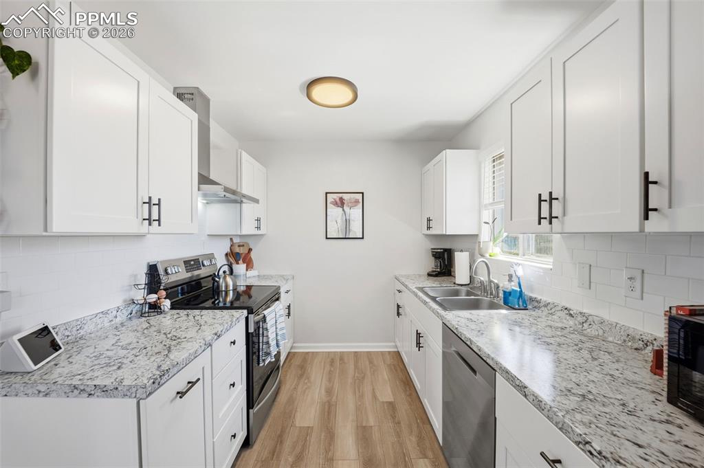 Image 4 of 42: Kitchen