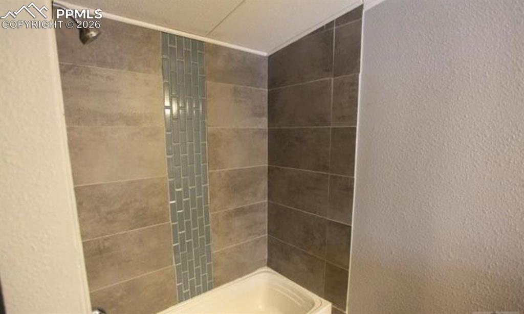 Image 11 of 12: Bathroom