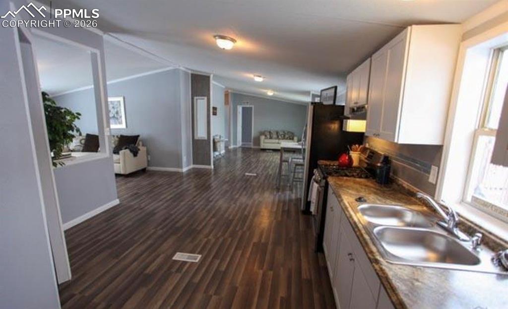 Image 4 of 12: Kitchen