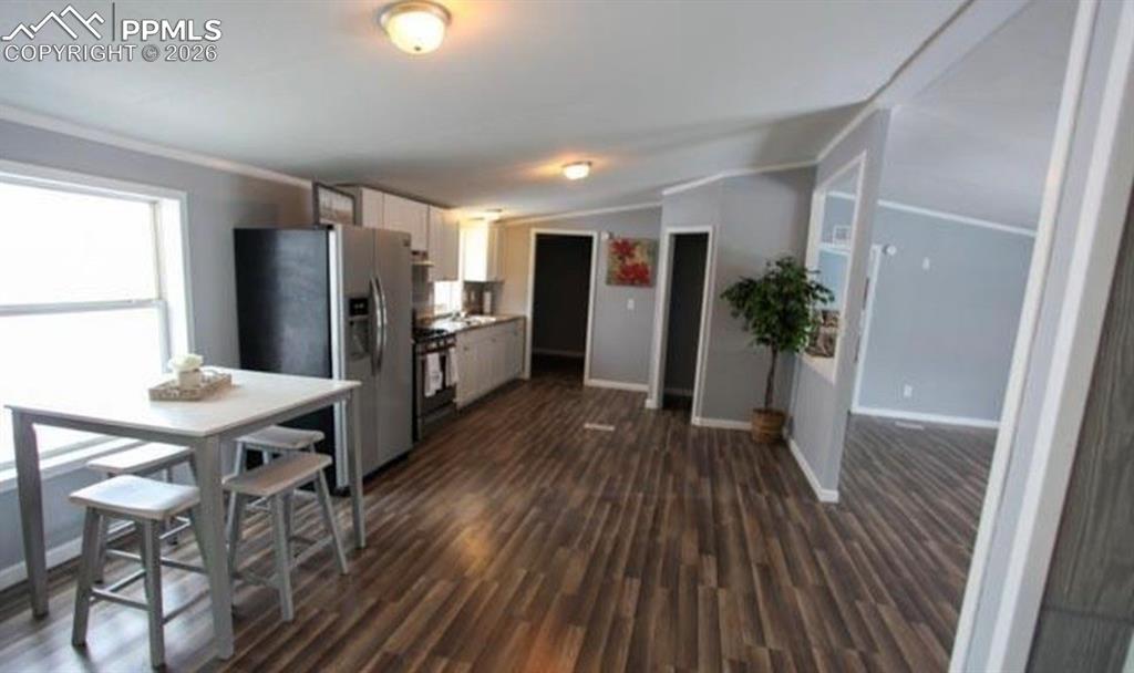 Image 5 of 12: Kitchen