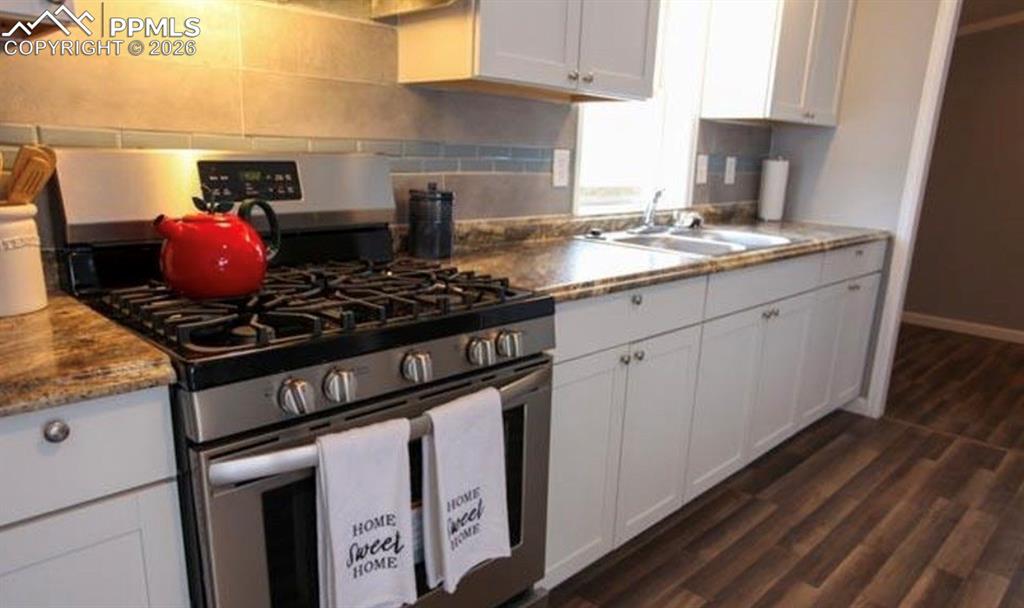 Image 6 of 12: Kitchen