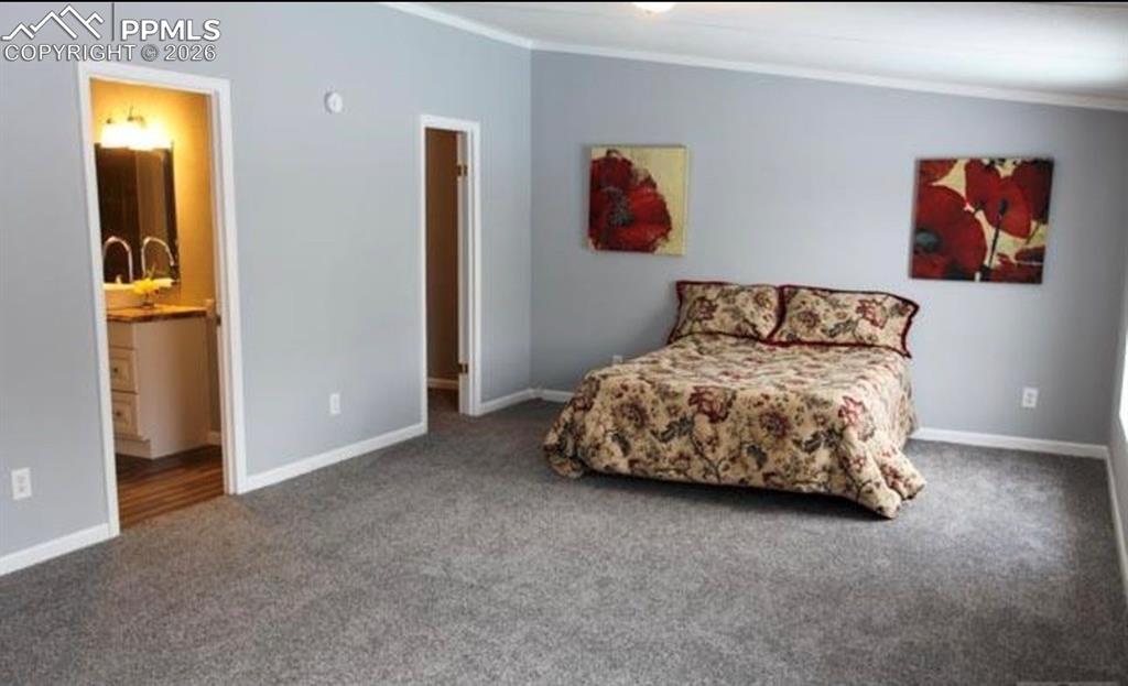 Image 7 of 12: Bedroom