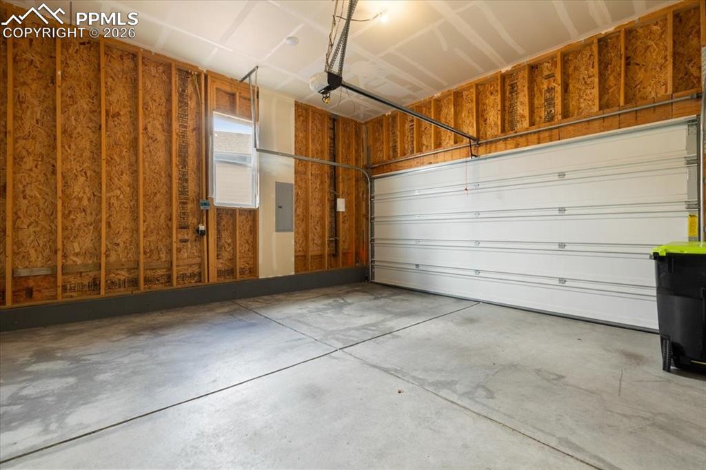 Image 26 of 29: Garage
