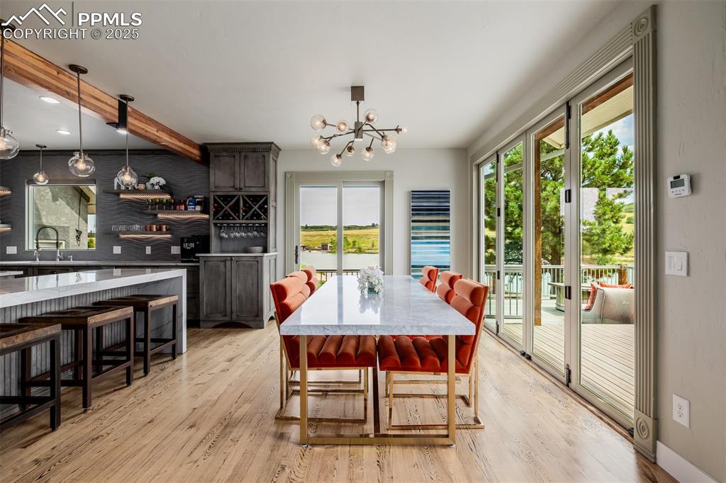 Image 17 of 50: Dining Area