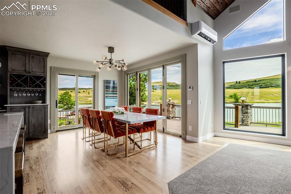 Image 18 of 50: Dining Area