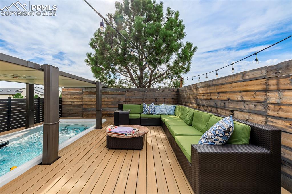 Image 6 of 50: Deck