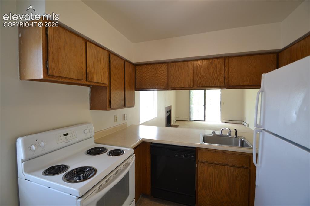 Image 3 of 31: Kitchen