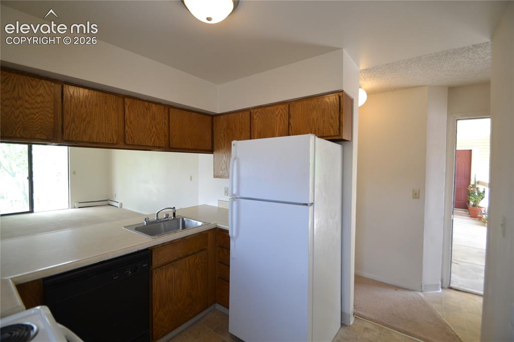 Image 4 of 31: Kitchen