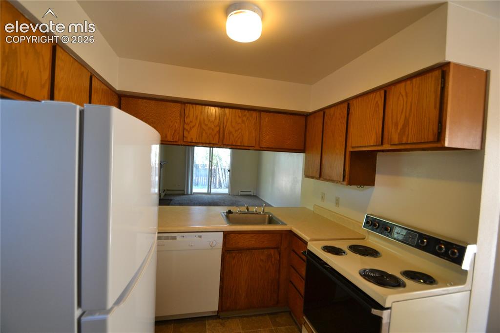 Image 6 of 31: Kitchen