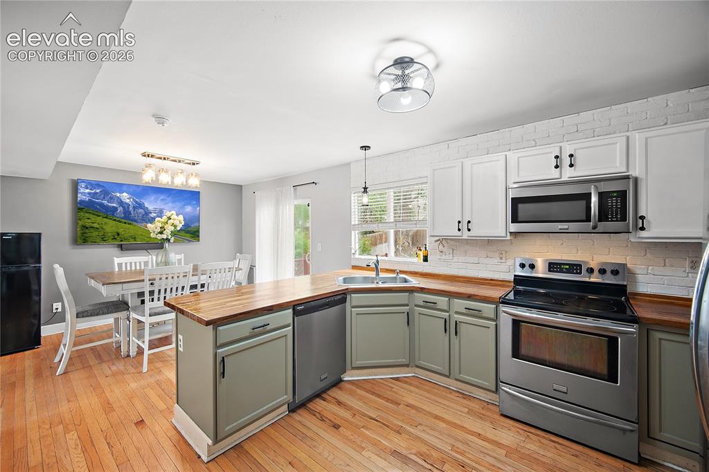 Image 10 of 47: Kitchen