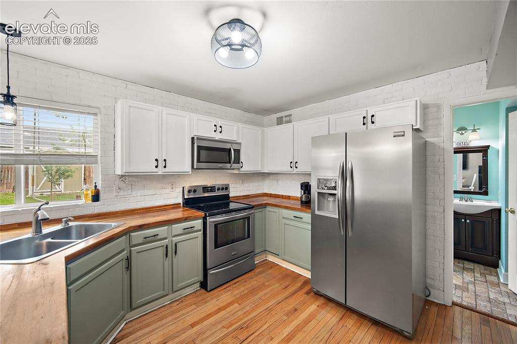 Image 12 of 47: Kitchen