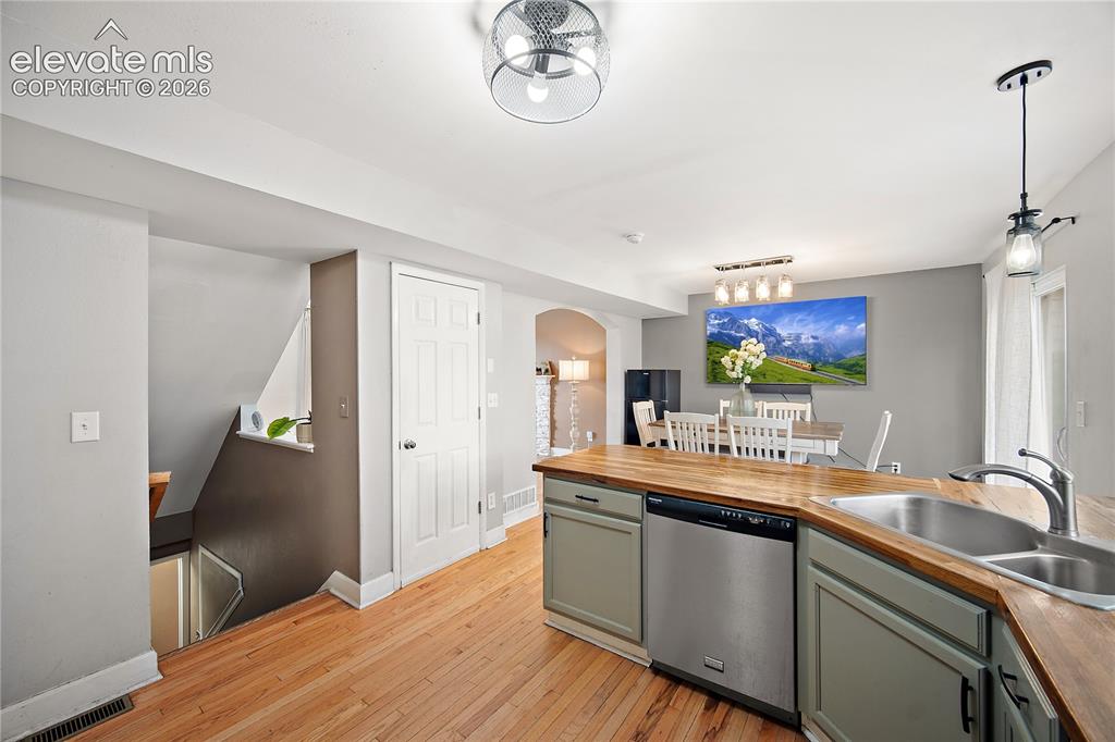 Image 13 of 47: Kitchen