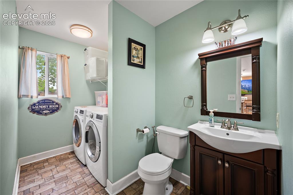 Image 14 of 47: Bathroom