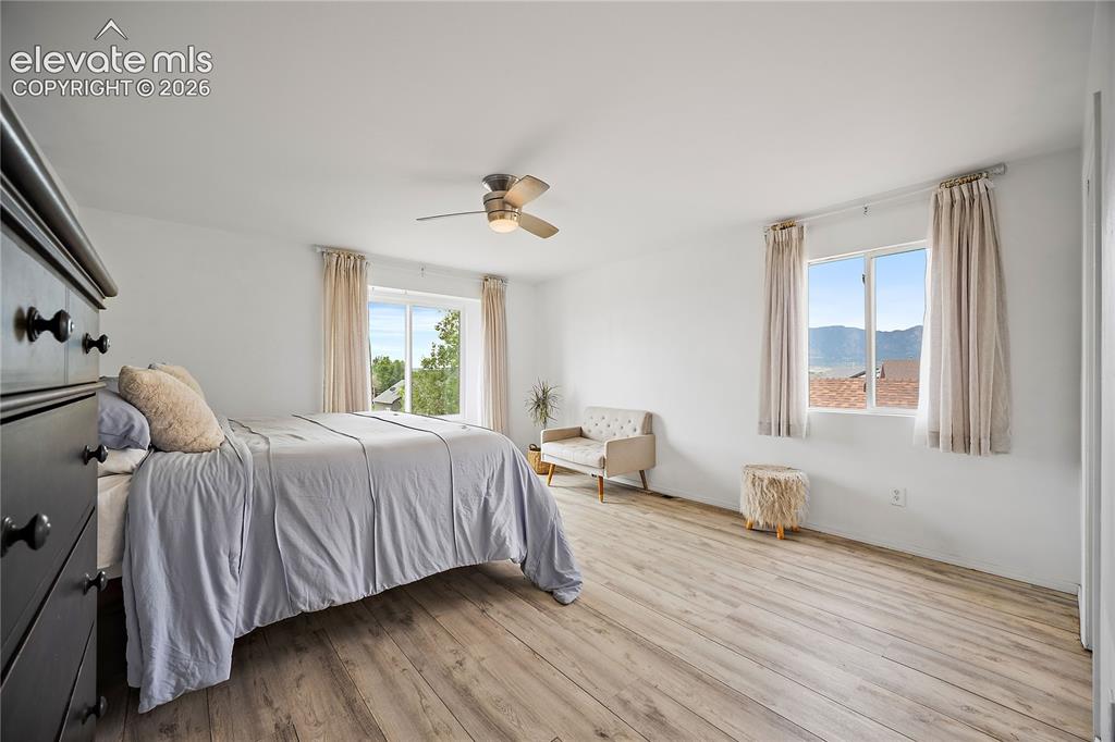 Image 17 of 47: Bedroom
