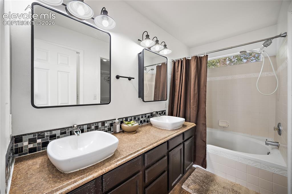 Image 19 of 47: Bathroom