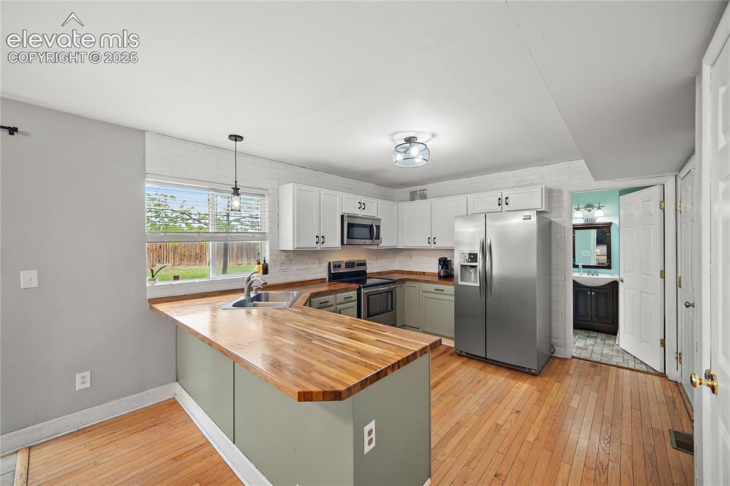 Image 9 of 47: Kitchen