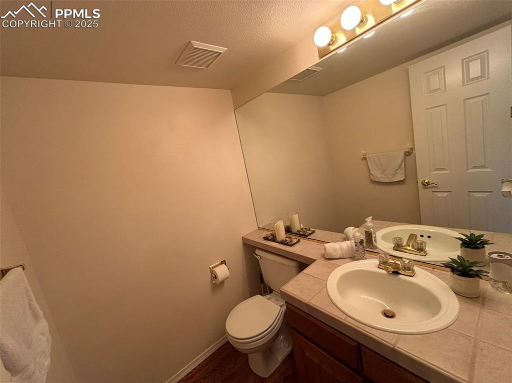 Image 24 of 45: Bathroom