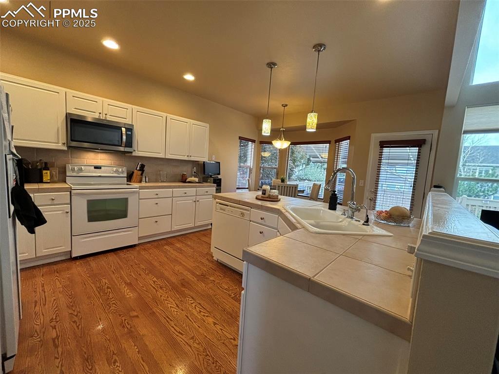 Image 3 of 45: Kitchen